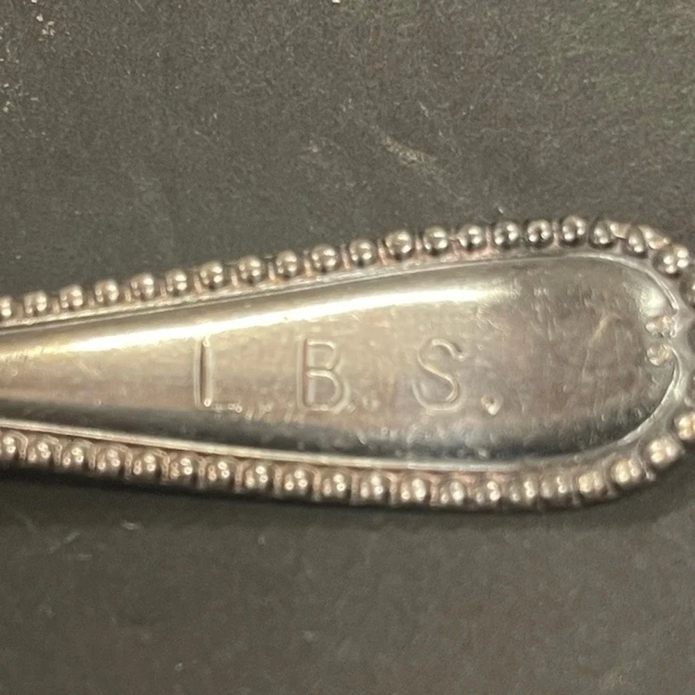 WM Rogers‎ Scalloped Sugar Shell Spoon Antique Beaded Edging ES14